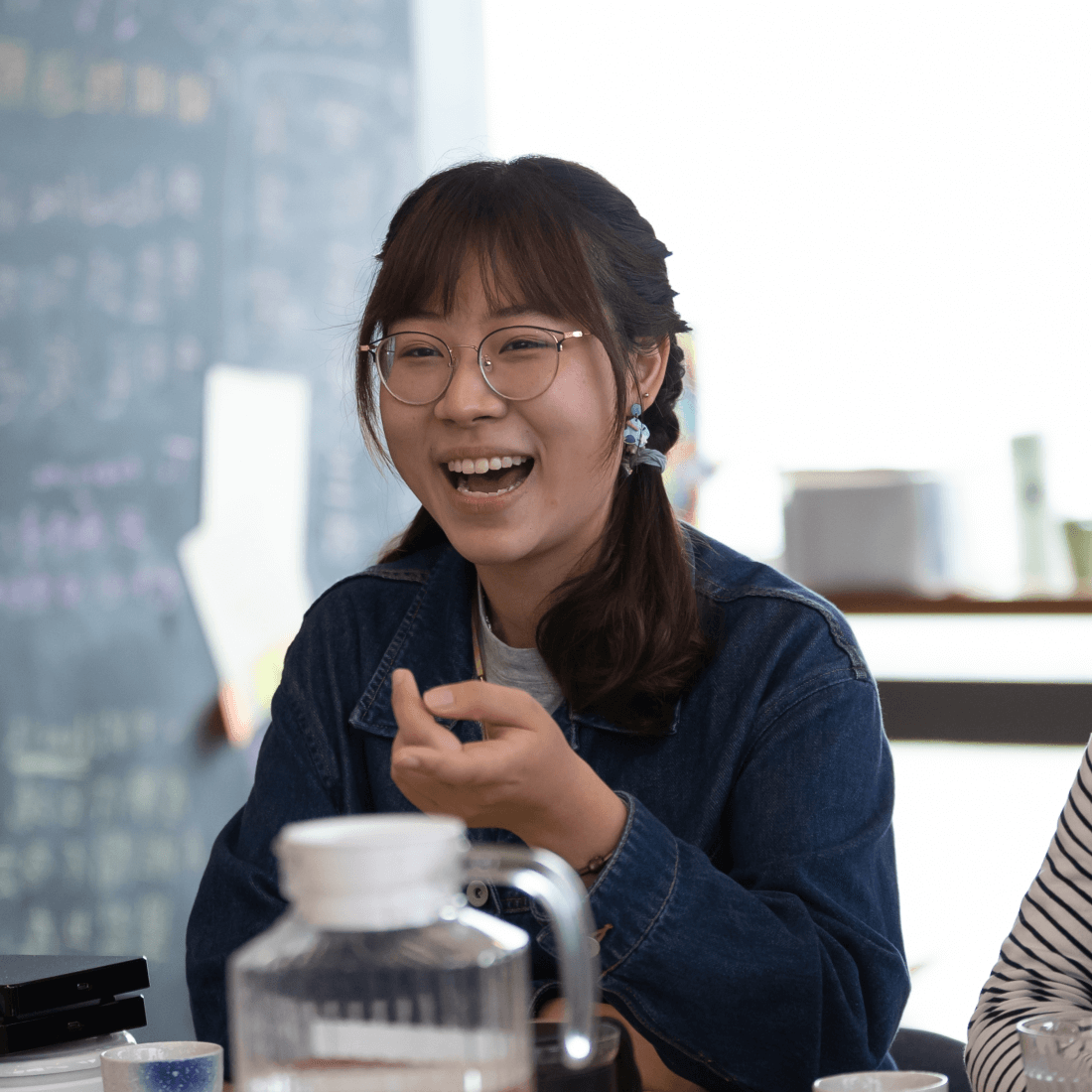 levelmind girl chat laughing