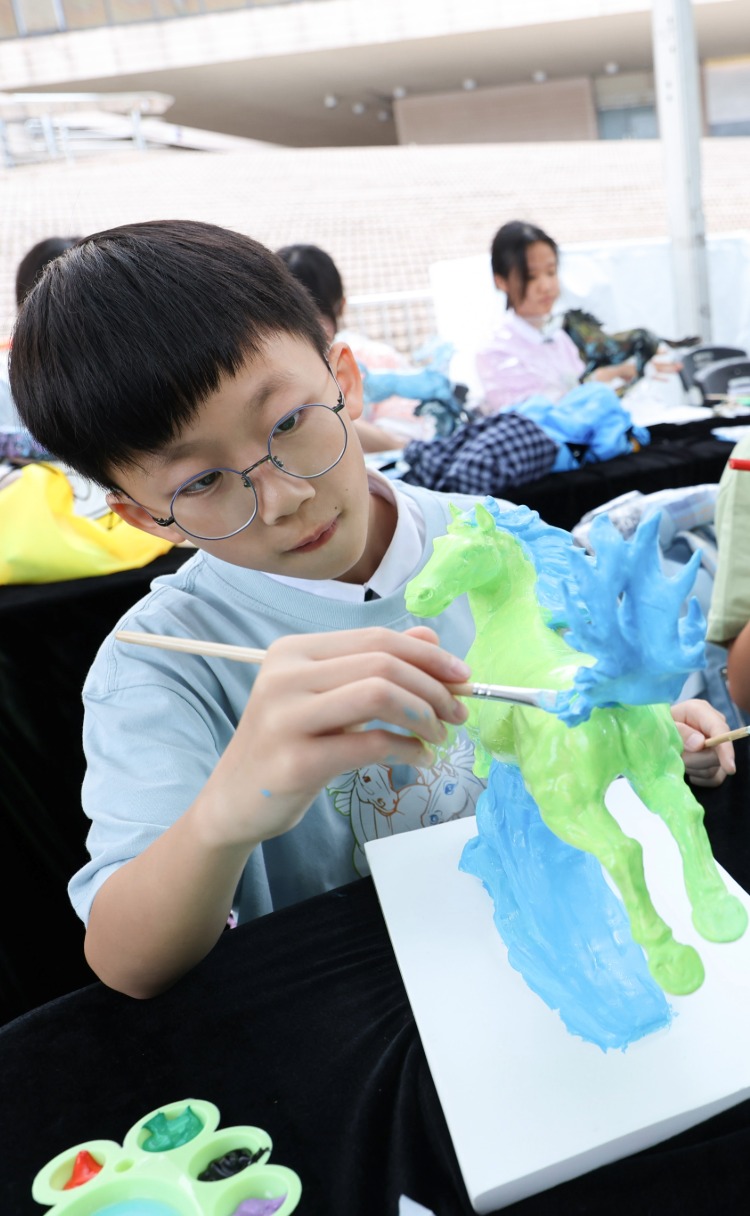 社區展覽尖沙咀首站，於5月16至21日在香港文化中心露天廣場展出社區馬匹雕塑。