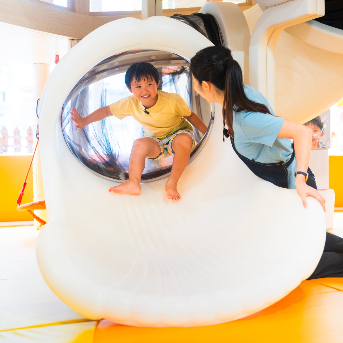 Wan-lok shared, “I helped redesign this slide. We deliberately added black gauze to make it more exciting.” 