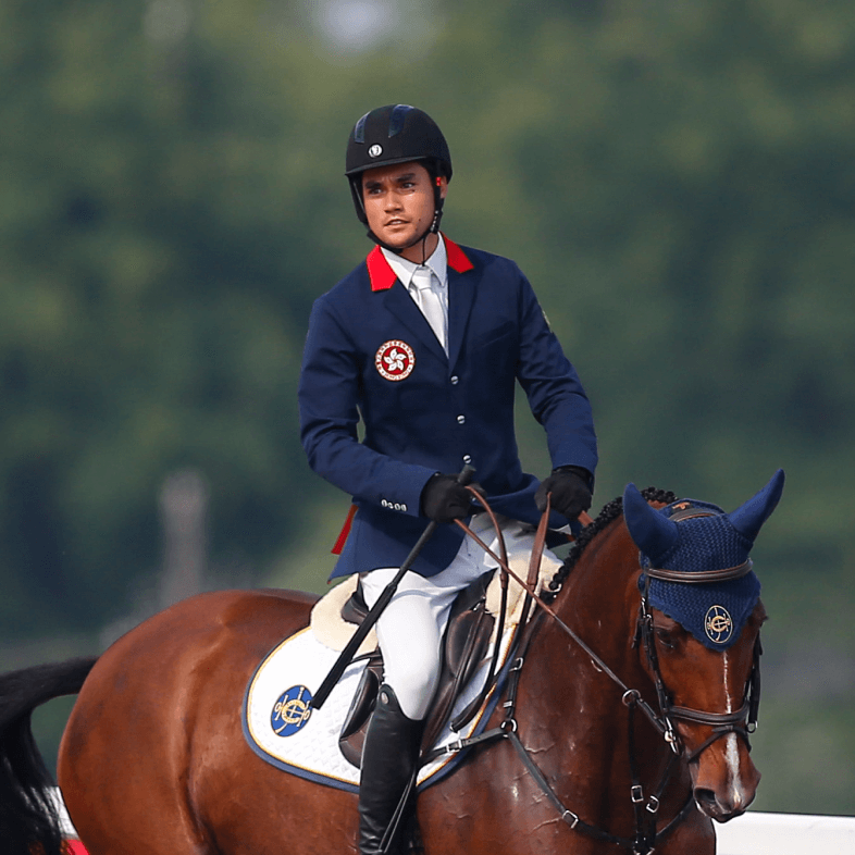 thomas ho in competition riding horse