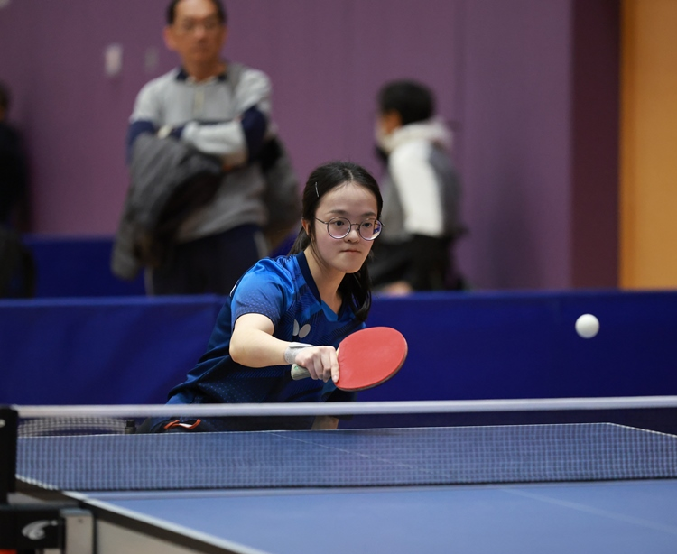 運動員袁泳琪於乒乓球比賽中專注對賽。