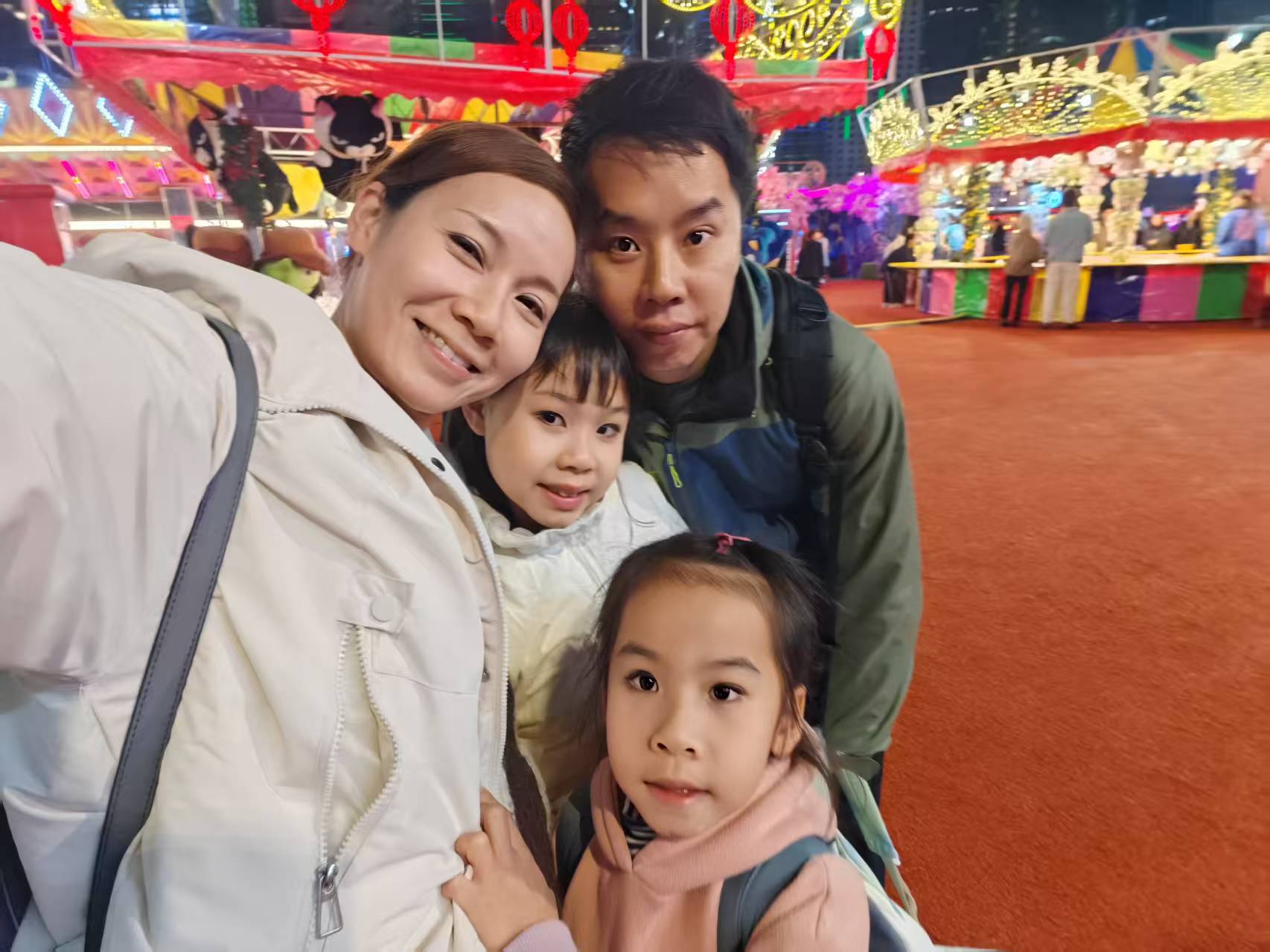 Rachel與家人在晚間的戶外嘉年華自拍，展現正向的親子關係。