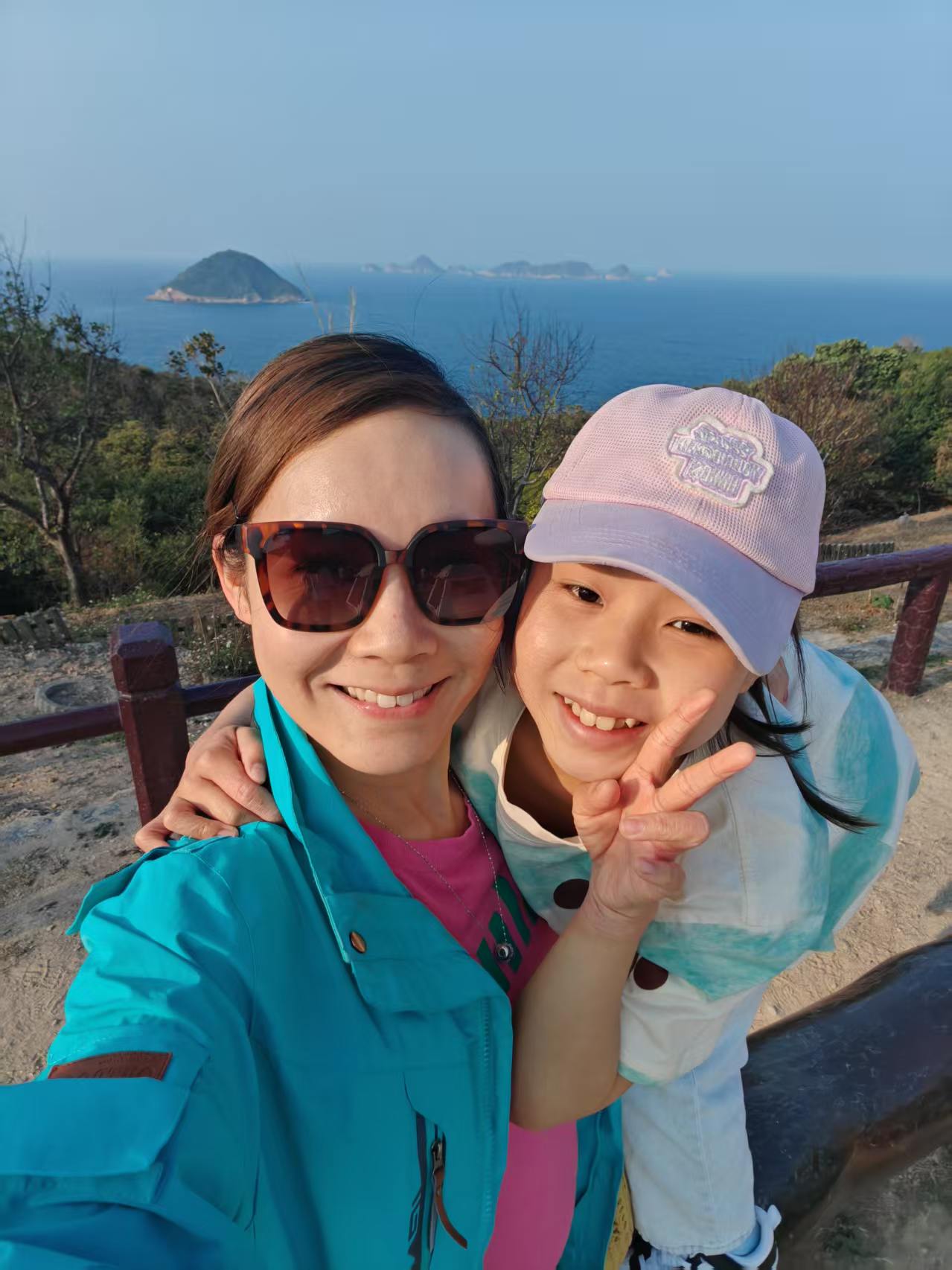 Rachel與女兒在戶外自拍，女兒搭著母親的肩膀，一同俯瞰大海，展現正向的親子關係。