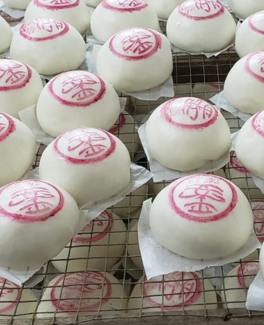 蓋上鮮紅「平安」大印的平安包，是長洲太平清醮期間祝福與庇佑的象徵。